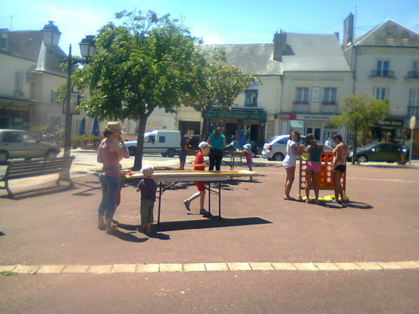 Des personnes jouent à des jeux géants en bois dans la rue.
Copyright: Coquille de Bois